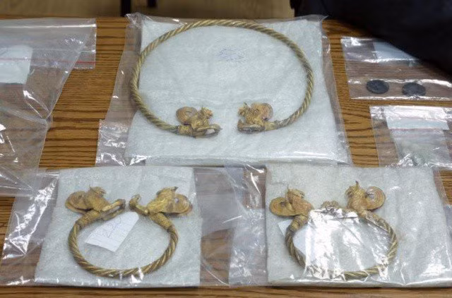 Những chiếc vương miện, vòng cổ, vòng tay và đồng xu bằng vàng mà hai bên mua bán chui.