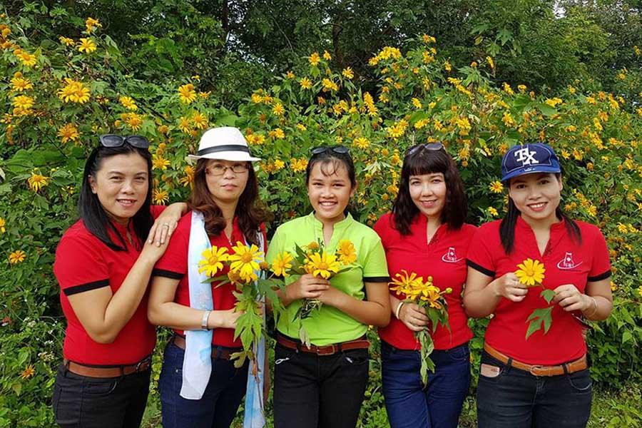  Du khách chụp ảnh lưu niệm tại núi lửa Chư Đăng Ya (xã Chư Đăng Ya, huyện Chư Pah). Ảnh: Võ Thanh Thảo