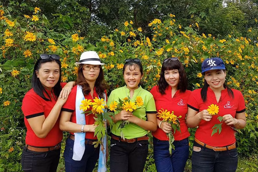  Du khách chụp ảnh lưu niệm tại núi lửa Chư Đăng Ya (xã Chư Đăng Ya, huyện Chư Pah). Ảnh: Võ Thanh Thảo