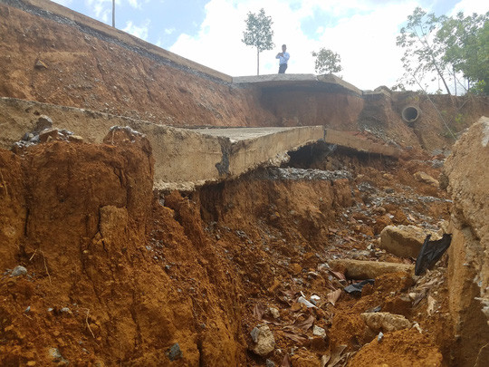 Khoảng 100 m đường I-1 bị hư hỏng nghiêm trọng