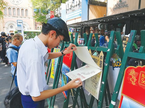 Khách thưởng lãm những mẫu lịch mới