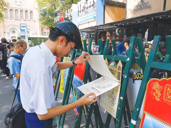 Khách thưởng lãm những mẫu lịch mới