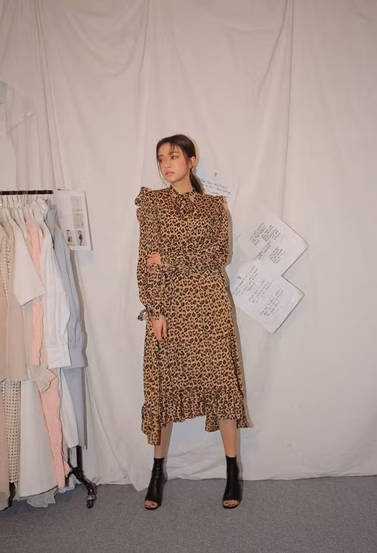 Váy in hoạ tiết da beo được chọn lựa để thay thế cho mốt váy hoa mà phái đẹp đã sử dụng suốt mùa hè. Váy in hoạ tiết da beo được chọn lựa để thay thế cho mốt váy hoa mà phái đẹp đã sử dụng suốt mùa hè.