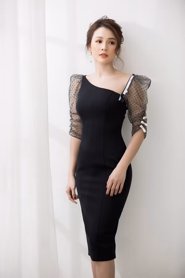  Các chất liệu vải xuyên thấu như lưới chấm bi, ren được chọn lựa để mang tới sự nhấn nhá uyển chuyển cho từng bộ trang phục.