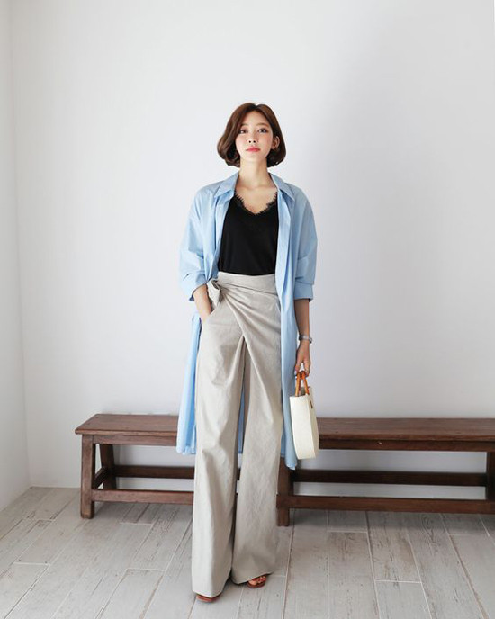 Nếu tự tin về chiều cao và hình thể của mình, các nàng công sở có thể thử nghiệm cách mix áo sơ mi dáng dài cùng áo hai dây và quần suông ống đứng. Nếu tự tin về chiều cao và hình thể của mình, các nàng công sở có thể thử nghiệm cách mix áo sơ mi dáng dài cùng áo hai dây và quần suông ống đứng.