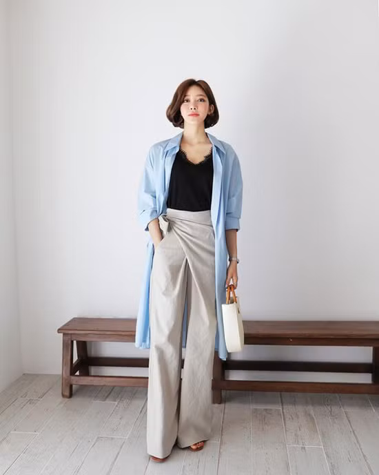 Nếu tự tin về chiều cao và hình thể của mình, các nàng công sở có thể thử nghiệm cách mix áo sơ mi dáng dài cùng áo hai dây và quần suông ống đứng.