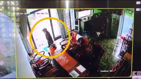 Người đàn ông lấy được 45 triệu đồng chuẩn bị ra khỏi nhà chị Yến