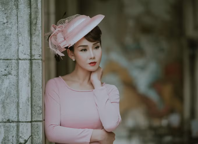 Thường ngày, cựu người mẫu sinh năm 1982 thích mặc trẻ trung như thiếu nữ. Nhưng khi chụp hình áo dài, cô chọn hình tượng quý tộc với mũ cài đầu cầu kỳ, trang sức ngọc trai và lối make-up sắc sảo.