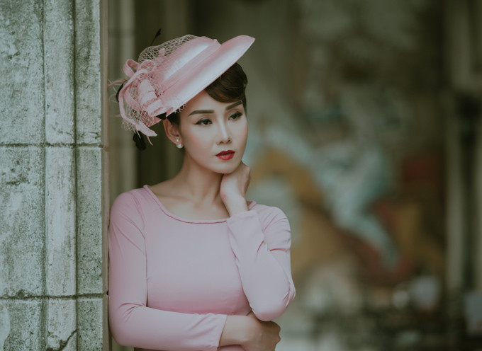 Thường ngày, cựu người mẫu sinh năm 1982 thích mặc trẻ trung như thiếu nữ. Nhưng khi chụp hình áo dài, cô chọn hình tượng quý tộc với mũ cài đầu cầu kỳ, trang sức ngọc trai và lối make-up sắc sảo. Thường ngày, cựu người mẫu sinh năm 1982 thích mặc trẻ trung như thiếu nữ. Nhưng khi chụp hình áo dài, cô chọn hình tượng quý tộc với mũ cài đầu cầu kỳ, trang sức ngọc trai và lối make-up sắc sảo.