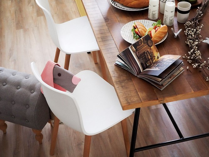 Bàn gỗ thô tạo nên sự liên kết đặc biệt với nội thất màu sáng xung quanh. Bàn gỗ thô tạo nên sự liên kết đặc biệt với nội thất màu sáng xung quanh.