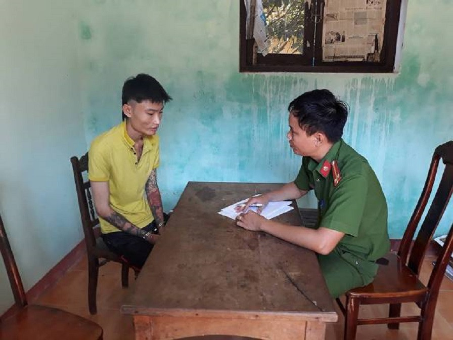 Phạm Minh Châu tại cơ quan điều tra. (Ảnh: C.A) 