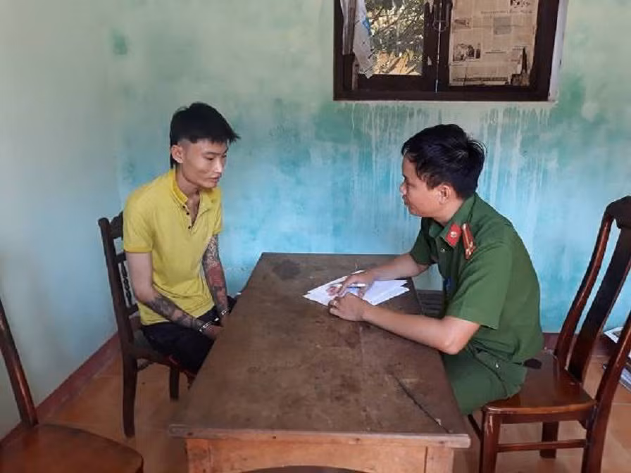 Phạm Minh Châu tại cơ quan điều tra. (Ảnh: C.A) 