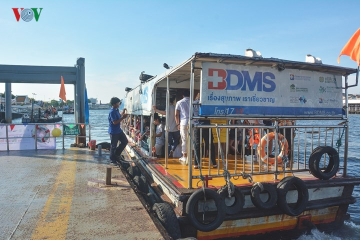  Du khách thường chọn loại thuyền treo cờ màu cam để tới các điểm du lịch hoặc đặt tour tham quan bằng thuyền đuôi dài, du thuyền có kèm bữa ăn tối.