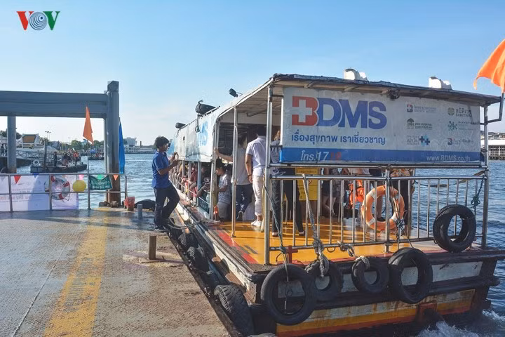  Du khách thường chọn loại thuyền treo cờ màu cam để tới các điểm du lịch hoặc đặt tour tham quan bằng thuyền đuôi dài, du thuyền có kèm bữa ăn tối.