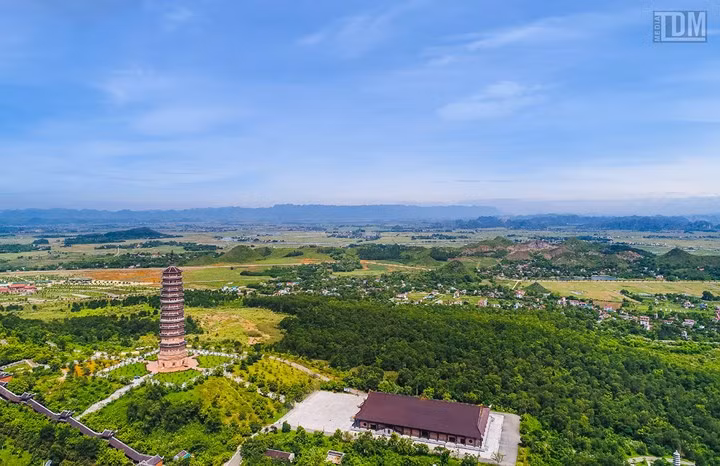 Nhìn bằng mắt thường du khách cũng đã thấy choáng ngợp trước sự đồ sộ của công trình Phật giáo này. Kiến trúc khu chùa Bái Đính mới nổi bật với những hình khối lớn, mang đậm dấu ấn kiến trúc Việt Nam.