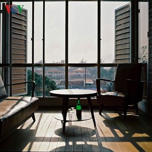  Một “view” tuyệt đẹp và chan hòa ánh sáng nơi phòng ngủ.