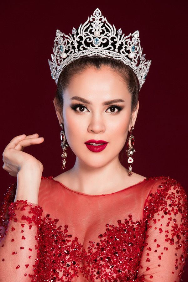 Từ khi trở thành Hoa hậu, đây là một trong số rất ít lần Phương Lê chụp ảnh với vương miện. Cô luôn cất kỹ món đồ đặc biệt này để đánh dấu kỷ niệm đáng nhớ trong đời. Từ khi trở thành Hoa hậu, đây là một trong số rất ít lần Phương Lê chụp ảnh với vương miện. Cô luôn cất kỹ món đồ đặc biệt này để đánh dấu kỷ niệm đáng nhớ trong đời.