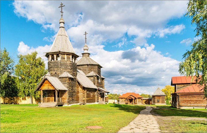  Thành phố Suzdal tọa lạc bên dòng sông Kamenka êm đềm, một nhánh của sông Nerli, Suzdal là một trong các thành phố Vành đai vàng của nước Nga. Suzdal nhỏ nhắn, yên ả với những hàng cây xanh mướt vào mùa hè. Đặc biệt, xe ngựa vẫn là phương tiện di chuyển phổ biến ở thành phố ngàn năm tuổi này. (Ảnh: Nostalgia)