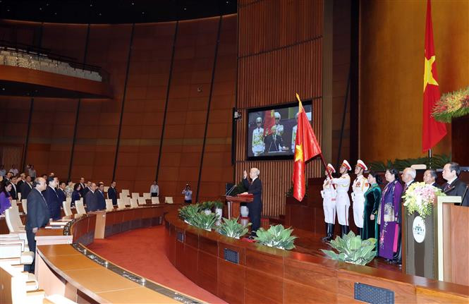  Tổng Bí thư Nguyễn Phú Trọng, Chủ tịch nước CHXHCN Việt Nam nhiệm kỳ 2016-2021 thực hiện nghi thức tuyên thệ nhậm chức trước Quốc hội, đồng bào và cử tri cả nước. Ảnh: Thống Nhất-TTXVN