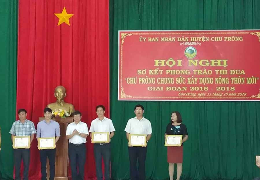 UBND huyện Chư Prông tặng giấy khen của cho các cá nhân, tập thể có thành tích xuất sắc trong phong trào Chung sức xây dựng NTM giai đoạn 2016-2018. Ảnh: Anh Huy UBND huyện Chư Prông tặng giấy khen của cho các cá nhân, tập thể có thành tích xuất sắc trong phong trào Chung sức xây dựng NTM giai đoạn 2016-2018. Ảnh: Anh Huy