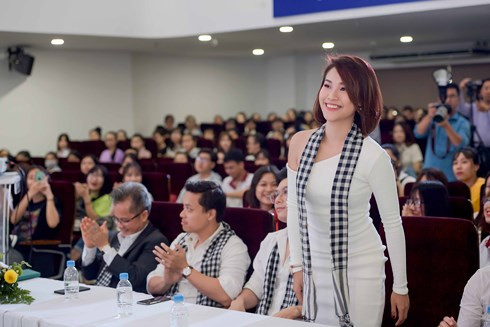 Hoàng Oanh xinh đẹp với đầm lệch vai. Hoàng Oanh xinh đẹp với đầm lệch vai.