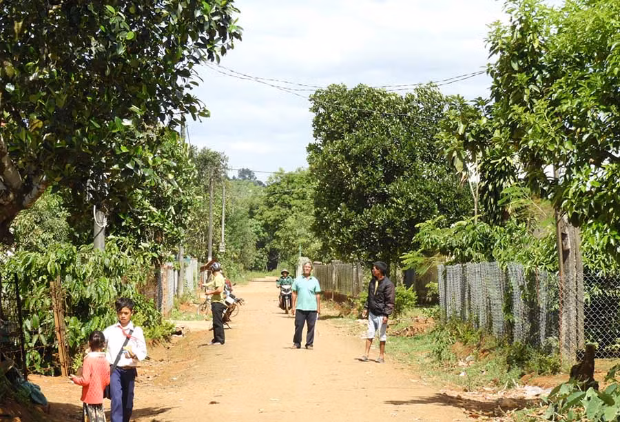 Bộ mặt của làng Jut 2 ngày càng khang trang. Ảnh: L.T 