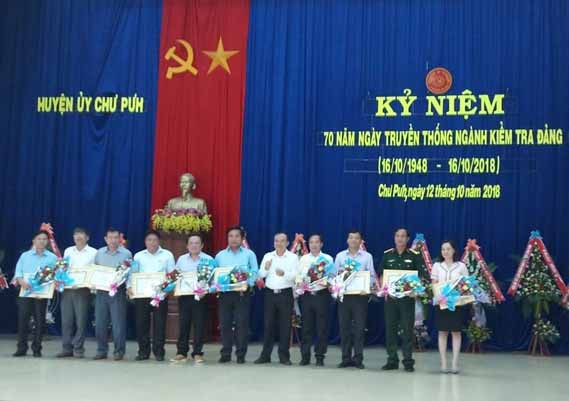 Khen thưởng tại Lễ kỷ niệm. Ảnh: Thanh Bình Khen thưởng tại Lễ kỷ niệm. Ảnh: Thanh Bình