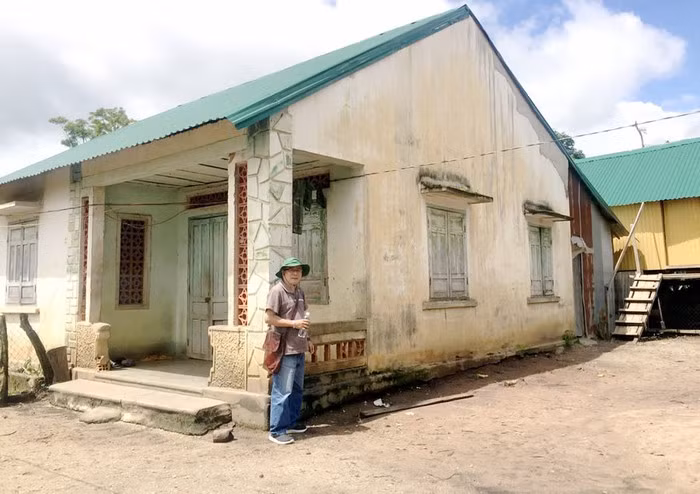  Nhà thơ Văn Công Hùng bên căn nhà của cố họa sĩ Xu Man.