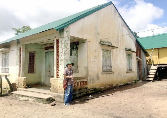  Nhà thơ Văn Công Hùng bên căn nhà của cố họa sĩ Xu Man.