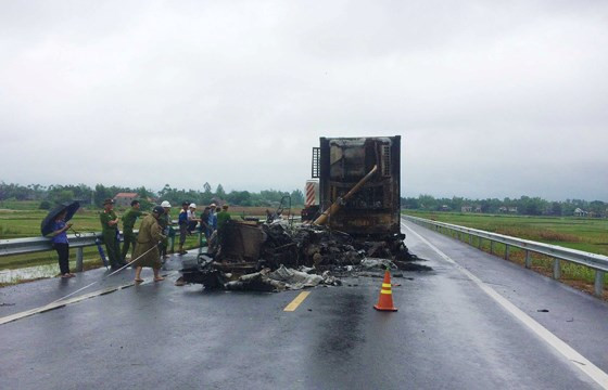 Hiện trường vụ tai nạn cháy xe trên cao tốc Đà Nẵng- Quảng Ngãi Hiện trường vụ tai nạn cháy xe trên cao tốc Đà Nẵng- Quảng Ngãi