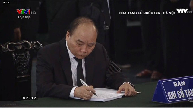 Thủ tướng Nguyễn Xuân Phúc chia sẻ, nguyên Tổng Bí thư Đỗ Mười đã có nhiều đóng góp cho sự phát triển của đất nước ta, nhất là phát triển công nghiệp nặng và tiến trình công nghiệp hóa, hiện đại hóa đất nước.