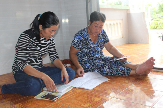 Ngày nào cũng vậy, chị Huyền (trái) cứ đem sách vở của Hùng và Uyên ra xem để đỡ nhớ - Ảnh: Phúc Nguyên Ngày nào cũng vậy, chị Huyền (trái) cứ đem sách vở của Hùng và Uyên ra xem để đỡ nhớ - Ảnh: Phúc Nguyên