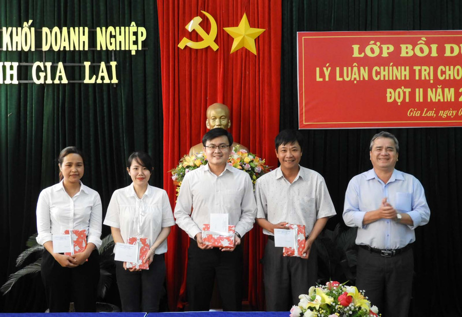 Trao Chứng nhận và khen thưởng các học viên tiêu biểu. Ảnh: Thanh Nhật