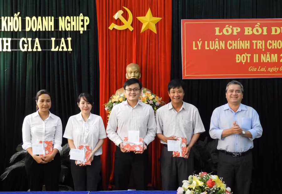 Trao Chứng nhận và khen thưởng các học viên tiêu biểu. Ảnh: Thanh Nhật