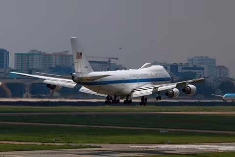 Cận cảnh chiếc Boeing E-4B đáp xuống đường băng Tân Sơn Nhất (ảnh: Đậu Tiến Đạt)