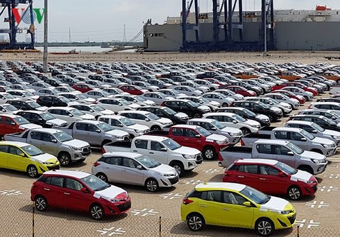 Ô tô nguyên chiếc từ 9 chỗ ngồi trở xuống được đăng ký nhập khẩu trong tuần chủ yếu là xe xuất xứ từ Thái Lan với 1.465 chiếc, tiếp theo là xe xuất xứ từ Indonesia với 705 chiếc...  Ô tô nguyên chiếc từ 9 chỗ ngồi trở xuống được đăng ký nhập khẩu trong tuần chủ yếu là xe xuất xứ từ Thái Lan với 1.465 chiếc, tiếp theo là xe xuất xứ từ Indonesia với 705 chiếc...