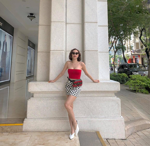  Thời gian qua, mặc dù bận rộn với nhiều dự án âm nhạc và vai trò huấn luyện viên của chương trình truyền hình thực tế, Tóc Tiên vẫn không quên chăm chút cho street style.