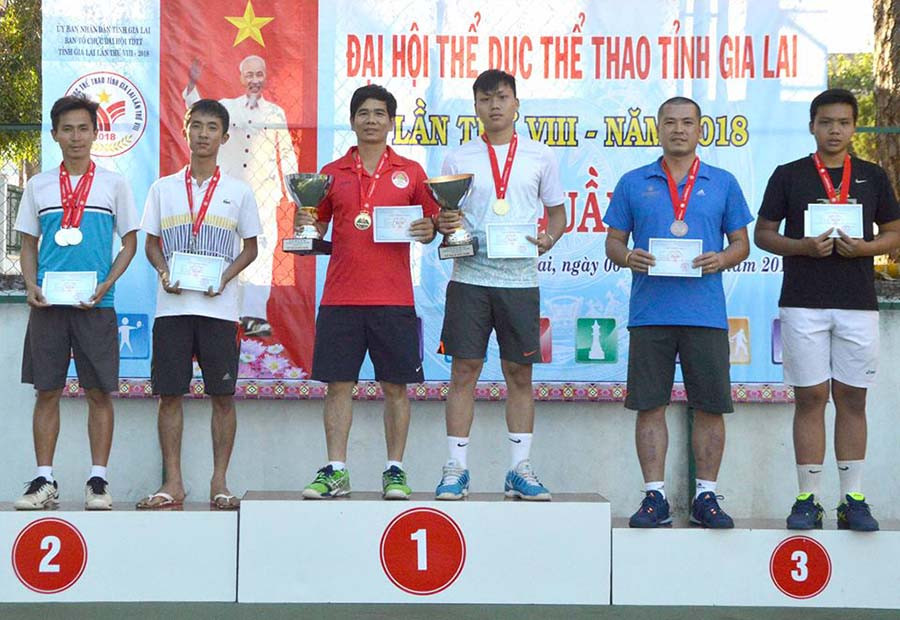  Các VĐV quần vợt thi đấu tại Đại hội Thể dục Thể thao toàn tỉnh năm 2018. Ảnh: Hồng Thủy