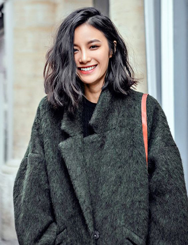  Nếu tóc chỉ dài vừa tới vai, bạn có thể uốn xoăn lọn nhỏ và đánh rối để tạo vẻ đẹp tự nhiên, phóng khoáng.