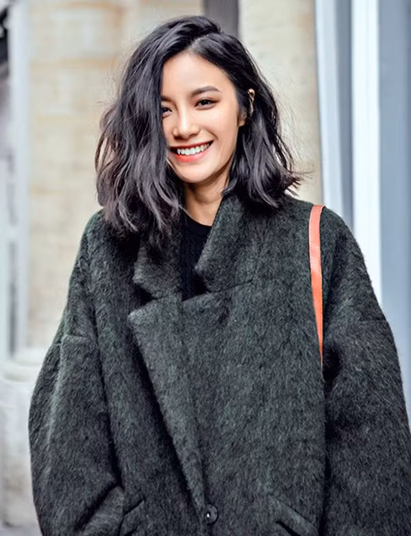  Nếu tóc chỉ dài vừa tới vai, bạn có thể uốn xoăn lọn nhỏ và đánh rối để tạo vẻ đẹp tự nhiên, phóng khoáng.