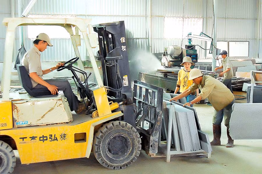 Công nhân làm việc tại Nhà máy đá granite Quốc Duy (TP. Pleiku). Ảnh: Đ.T