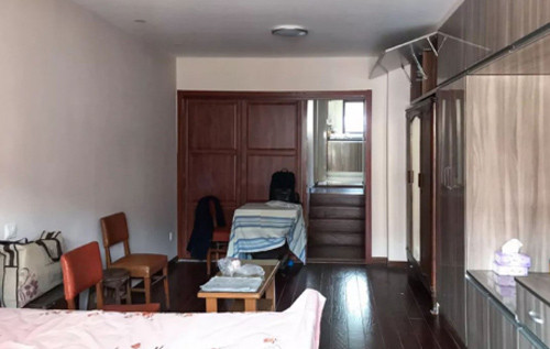 Không gian tầng 1 trước đây đơn điệu với vài chiếc bàn gỗ và tủ âm treo quần áo... Không gian tầng 1 trước đây đơn điệu với vài chiếc bàn gỗ và tủ âm treo quần áo...