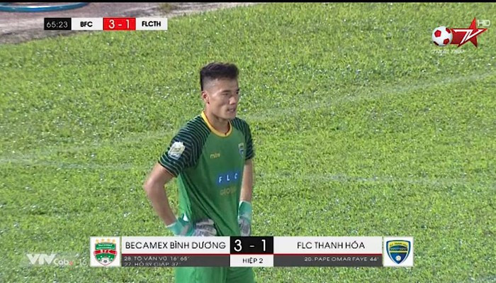  Tiến Dũng gây thất vọng với những sai lầm liên tiếp.