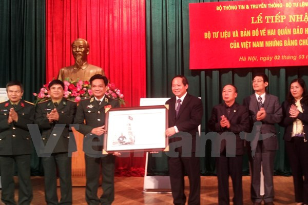 Có tổng số 180 tư liệu, bản đồ Trường Sa, Hoàng Sa được Bộ Thông tin và Truyền thông tặng cho Bộ Tư lệnh Bộ đội Biên phòng. 