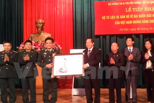 Có tổng số 180 tư liệu, bản đồ Trường Sa, Hoàng Sa được Bộ Thông tin và Truyền thông tặng cho Bộ Tư lệnh Bộ đội Biên phòng. 