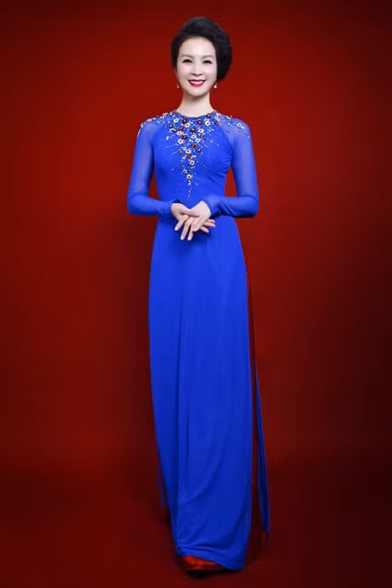 Ba bộ áo dài của Thuận Việt đều đi theo xu hướng họa tiết hoa được thêu với nhiều kích thước khác nhau.