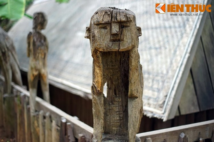 Loại tượng chủ đạo ở nhà mồ Gia Rai là tượng người ôm mặt, được tạo dáng như đang khóc thương người quá cố. Thông thường, một nhà mồ có năm tượng loại này, trong đó bốn tượng dựng ở bốn góc bờ rào, còn một tượng dựng ở chính giữa hàng rào phía Đông.