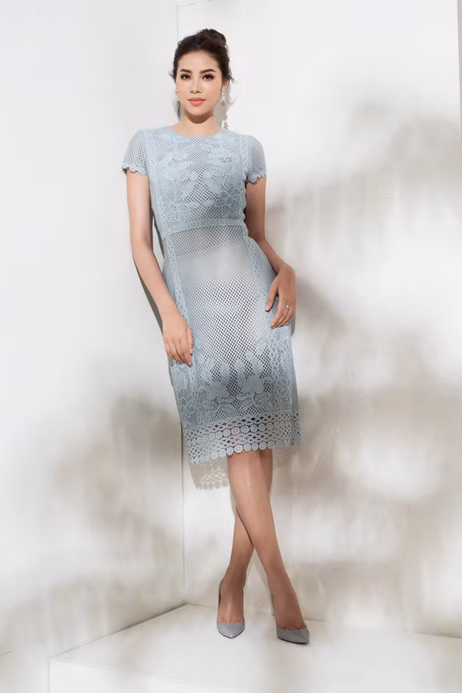 Kết hợp cùng đôi hoa tai ton – sur – ton với mái tóc được búi cao, vẻ quý phái của nàng hoa hậu như được nâng lên.