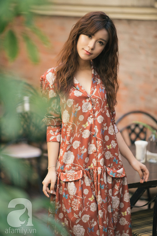 Váy với tông màu nâu cổ điển điểm xuyết họa tiết hoa nhẹ nhàng theo hơi hướng vintage càng tô điểm nét dịu dàng trang nhã cho các nàng khi diện váy. Váy với tông màu nâu cổ điển điểm xuyết họa tiết hoa nhẹ nhàng theo hơi hướng vintage càng tô điểm nét dịu dàng trang nhã cho các nàng khi diện váy.