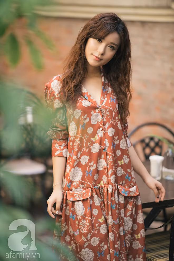 Váy với tông màu nâu cổ điển điểm xuyết họa tiết hoa nhẹ nhàng theo hơi hướng vintage càng tô điểm nét dịu dàng trang nhã cho các nàng khi diện váy.